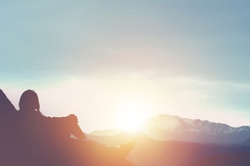 创维电视开不了机,但是电视的电源灯是亮的.怎么解决